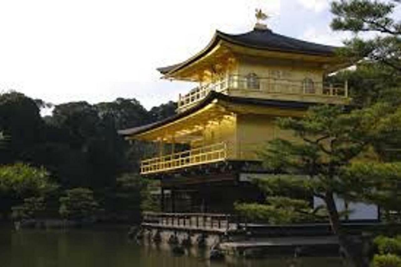Close To Golden Temple 金閣寺